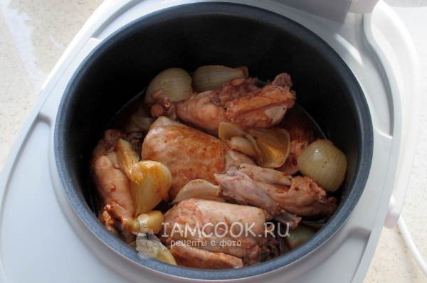 Потушить кролика с луком