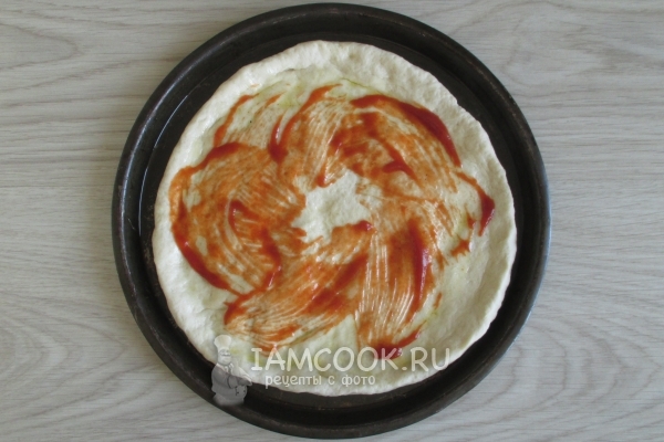 Смазать тесто соусом