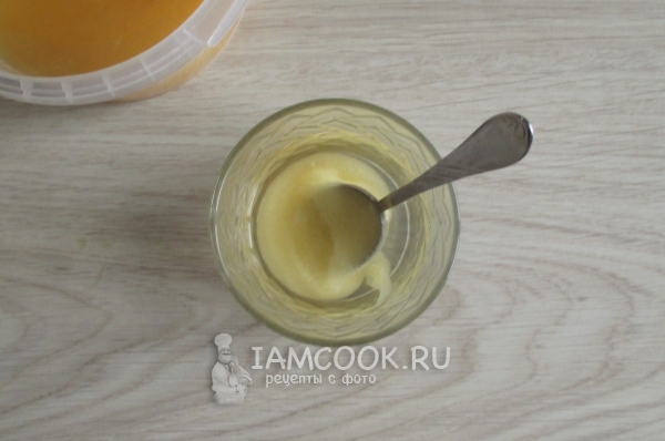 Положить мед в воду