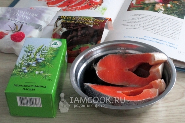 Ингредиенты для закуски из красной рыбы, маринованной с можжевельником