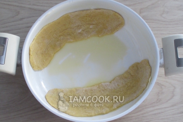 Выложить тесто в форму