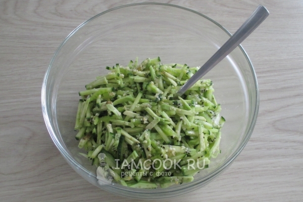 Размешать салат с заправкой