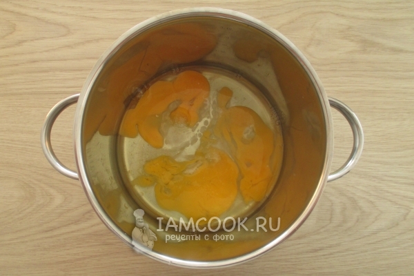 Соединить яйца, соль и сахар