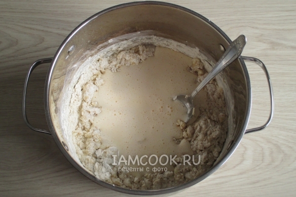 Влить взбитые яйца