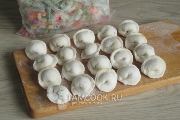 Ингредиенты для тушеных пельменей на сковороде