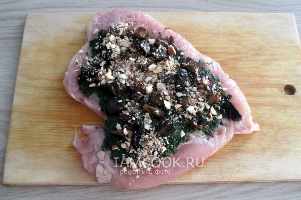 Присыпали миндалём