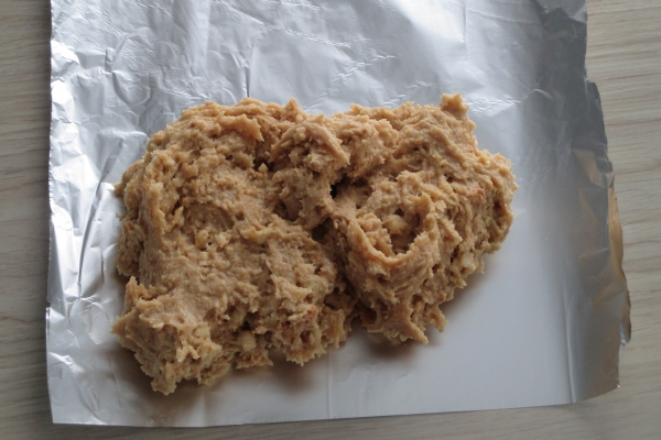 Положить массу на фольгу