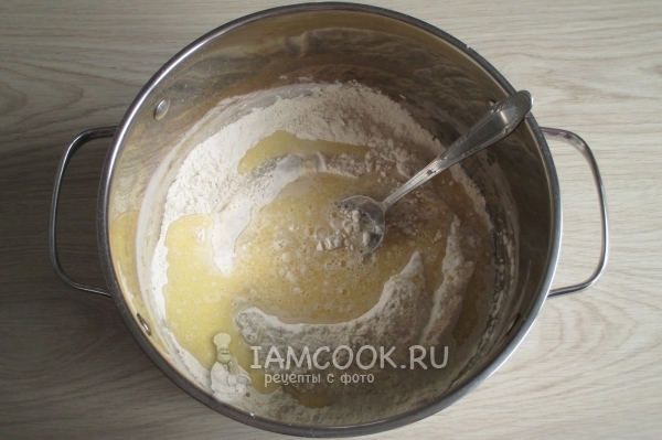 Влить молочно-сливочную смесь