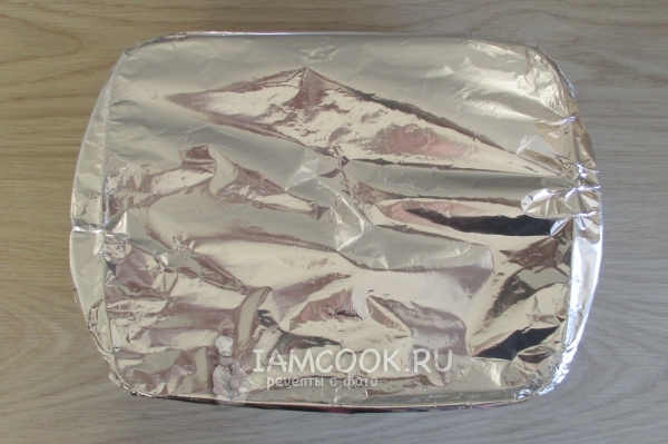 Накрыть форму фольгой