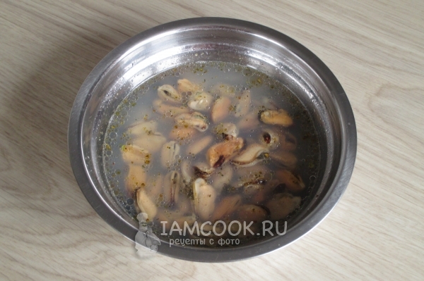 Залить мидии водой с маслом