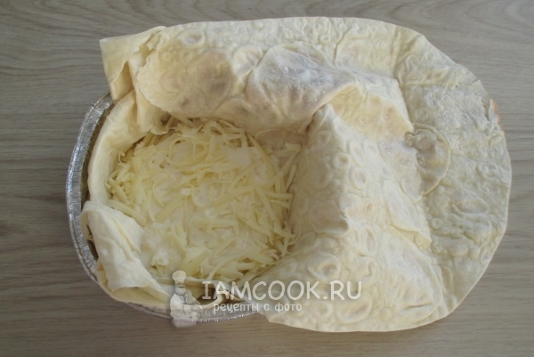 Положить на лаваш сыр и кефирную заливку