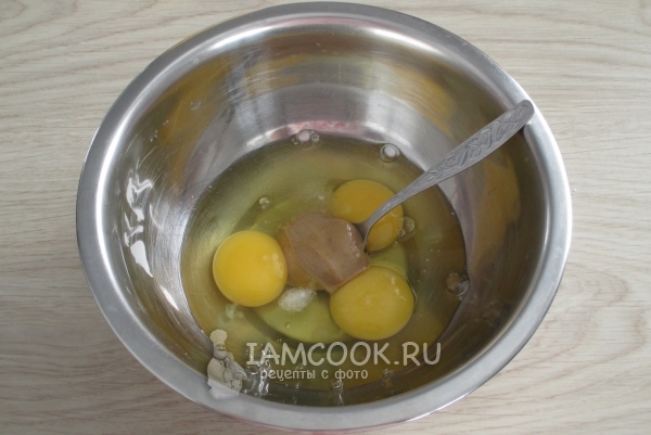 Соединить арахисовую пасту с яйцами, солью и сахаром