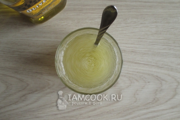 Влить масло