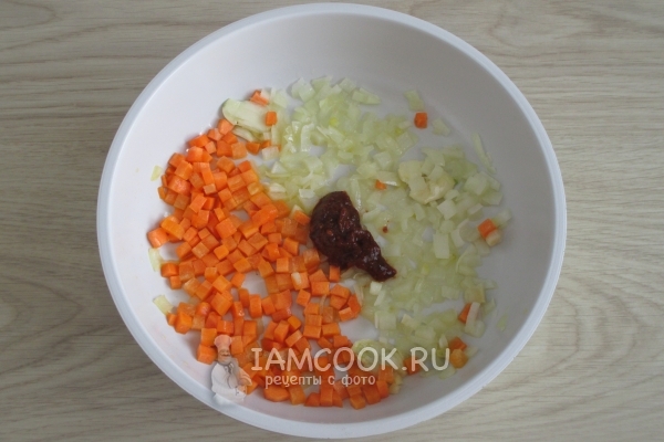 Обжарить лук с морковью