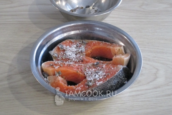 Натереть рыбу подготовленной смесью