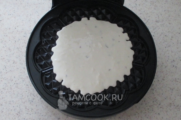 Налить тесто в вафельницу