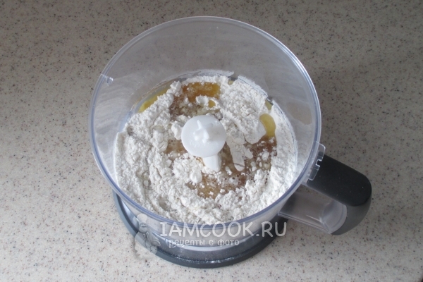 Влить масло и воду