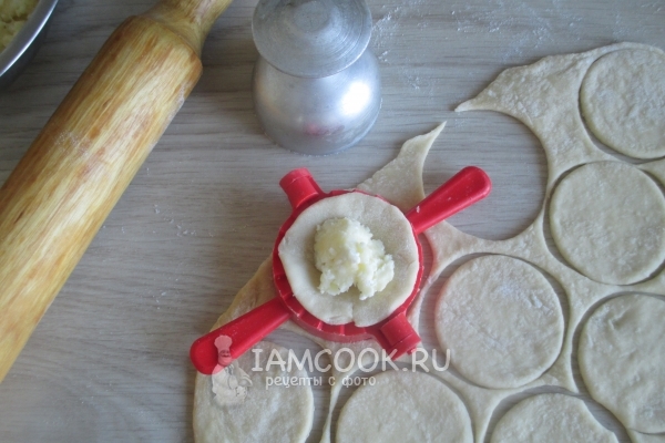 Положить на тесто начинку