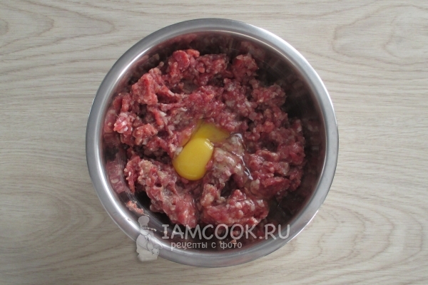 Вбить в фарш яйцо