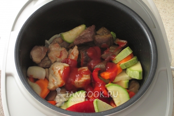 Положить томатный соус