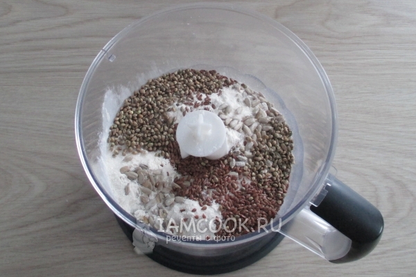 Соединить муку, сахар, соль и семена