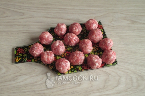 Сформировать из фарша шарики