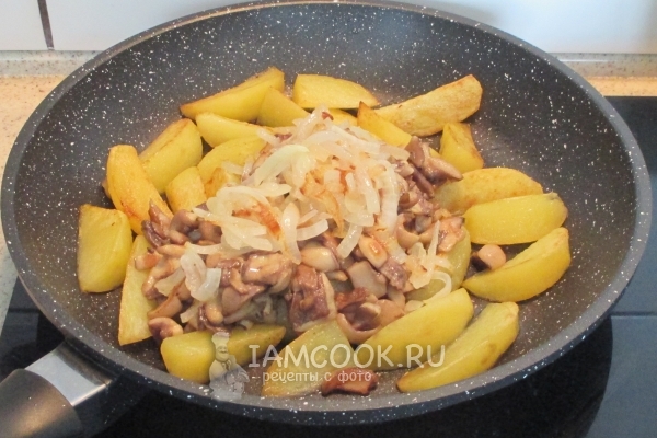 Соединить лук, грибы и картофель