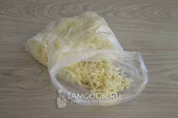 Положить сыр в пакет