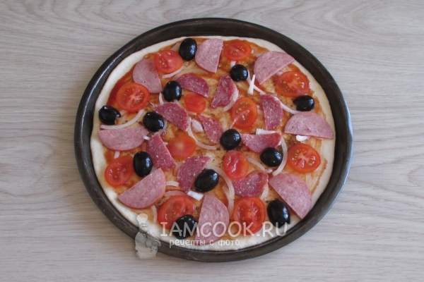 Положить лук, колбасу, маслины и помидоры