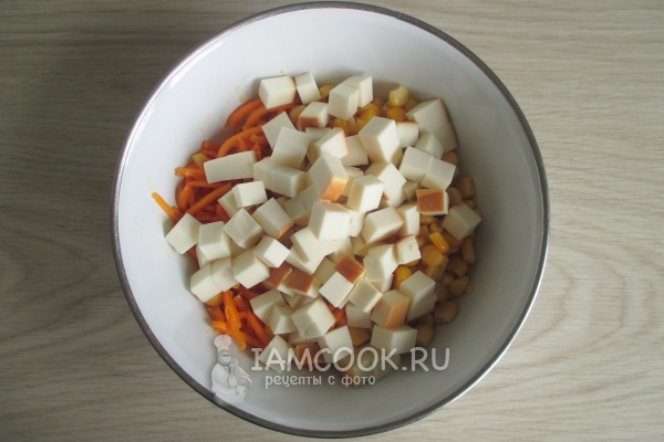 Положить колбасный сыр