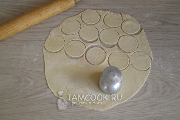 Вырезать из теста кружки