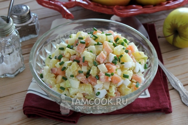 Рецепт простого и вкусного салата с красной рыбой, яйцами и картофелем