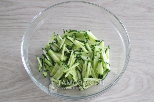 Порезать огурец