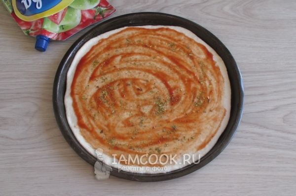 Смазать тесто соусом