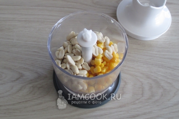 Положить в блендер орехи и кукурузу