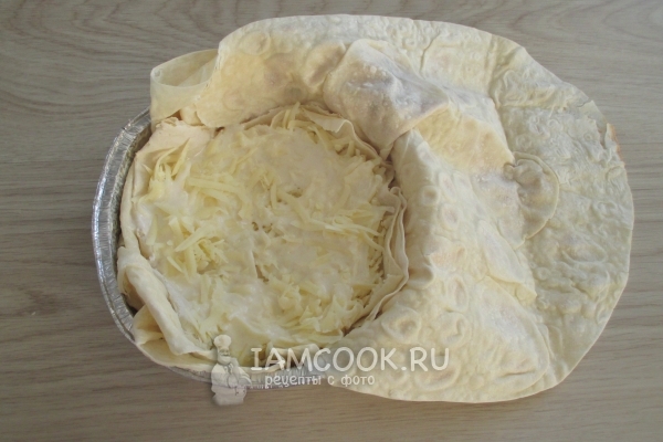 Положить несколько слоев лаваша и начинки