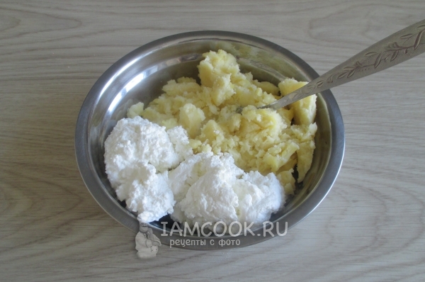 Соединить творог с картофельным пюре