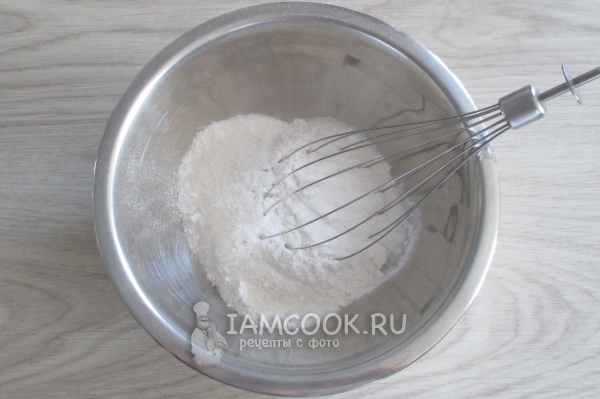Смешать муку с сахаром и солью