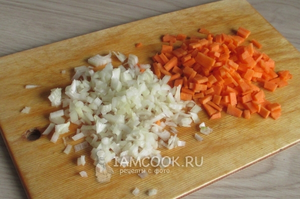 Порезать лук и морковь