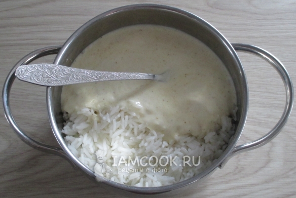 Влить в рис йогуртовую смесь