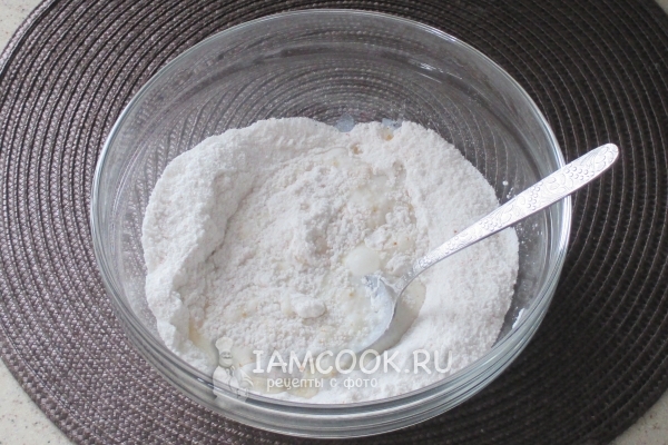 Влить воду с уксусом