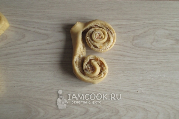 Свернуть половинки теста в спираль