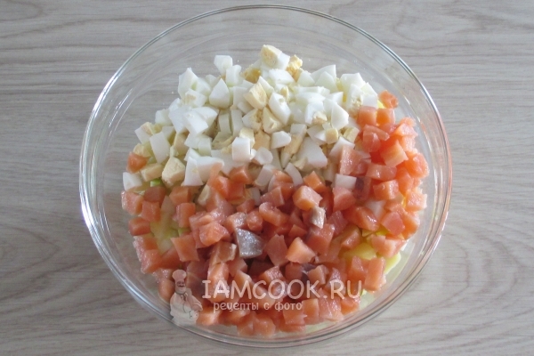 Положить яйца и рыбу