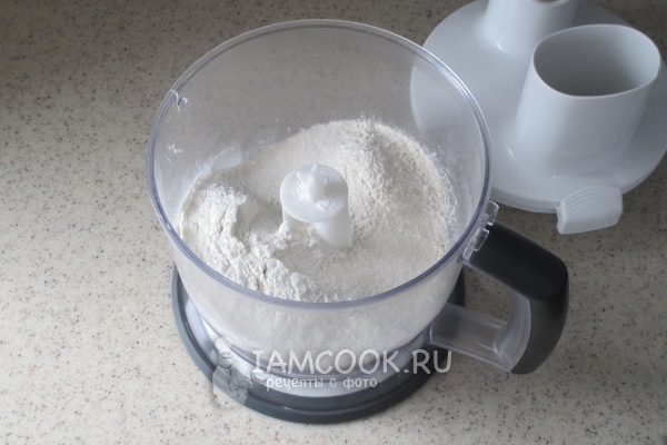 Смешать муку, крахмал, сахар и соль
