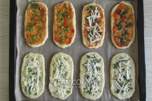 Положить на тесто начинку