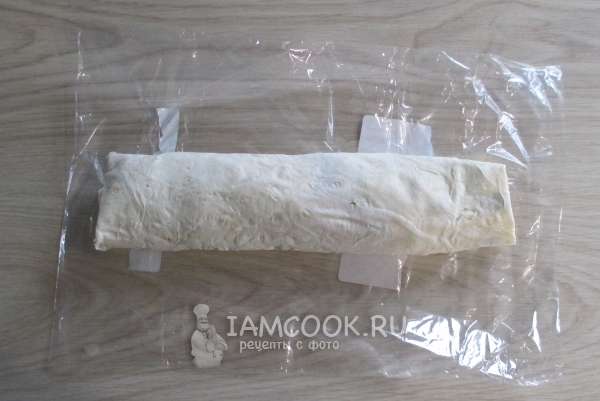 Свернуть лаваш в рулет