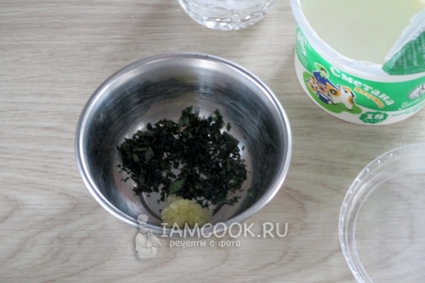 Измельчить мяту и чеснок