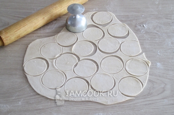 Вырезать из теста кружочки
