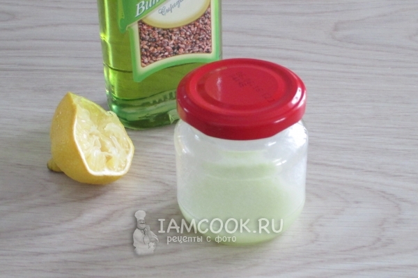 Соединить масло с соком лимона