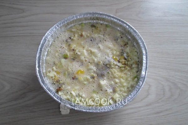 Влить сметану с яйцами